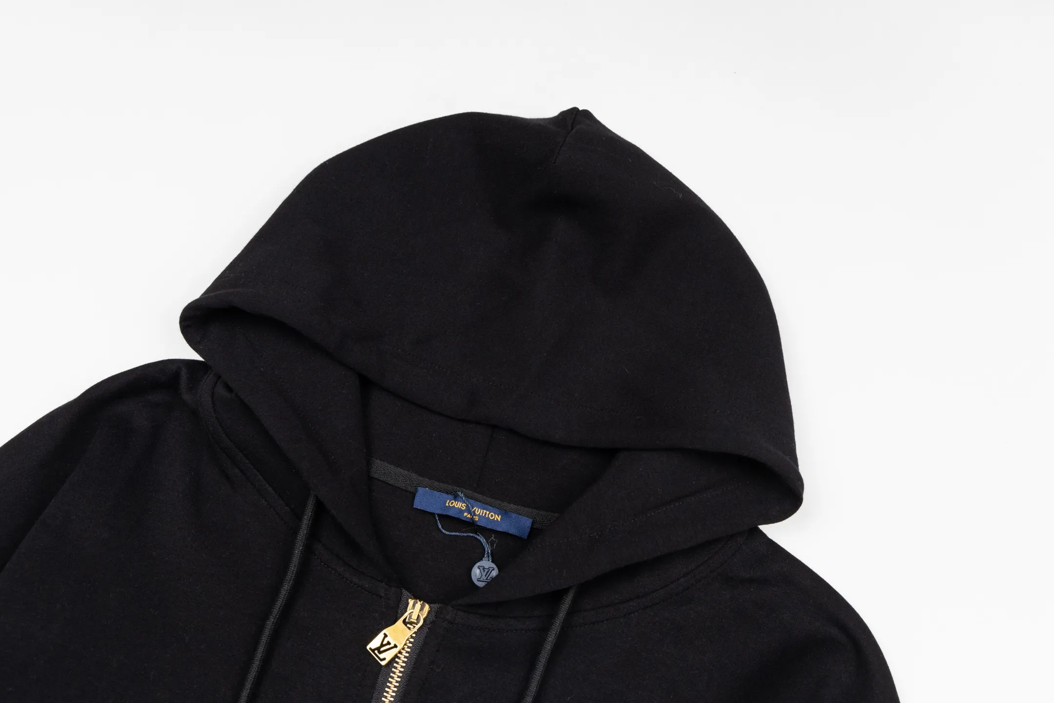 🅿️480 1v Logo Embroidered Pearl Pendant Hooded Jacket (Black) Original purchase and development of 12,000 yuan. The fabric is made of 36S 400g double yarn double-sided fabric, with 32S 320g double yarn thread. The double yarn double-sided fabric has high quality and delicate feel. This fabric is usually made by winding two yarns, which adds drape and texture to the fabric. It has good breathability and moisture absorption, can effectively wick away sweat, and keep the body dry and comfortable. Marque L Uuitton deposee embroidery on the chest, simple letter pattern embellishment on the chest, and the letter size spacing effect is consistent. Using linen embroidery thread combined with encrypted processing, the embroidery body has a subtle matte visual texture; the embroidery effect is three-dimensional and full. The smaller the embroidery, the more sophisticated and demanding it is. The embroidery thread is made of imported material, which is more flexible and glossy than ordinary embroidery thread; the stitches are clear and smooth, and have a three-dimensional texture effect. The end of the drawstring is embellished with beads, and the zipper front is decorated with beaded Monogram flowers. The entire line has exclusive original developed pearl series accessories, and customized imported pearls of the same size are paired with new lettering metal compositions. String the pearls together according to a certain order and rules, choose high-quality pearls, the beading craftsmanship is fine, the material is safe and harmless, and the pearl beads add highlights. Size:S-M-L-XL